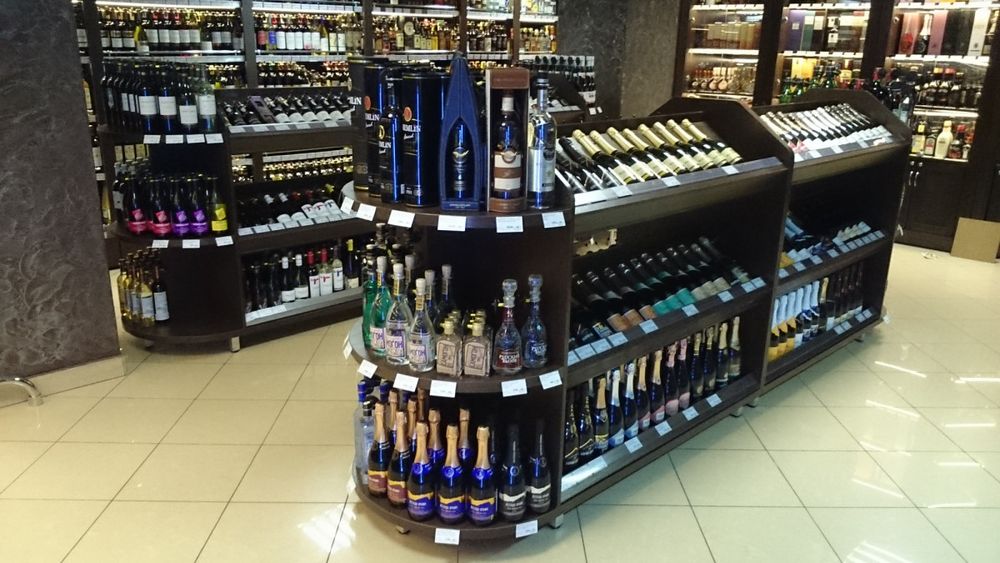 Островной стеллаж для вина и алкоголя с полукруглыми полками