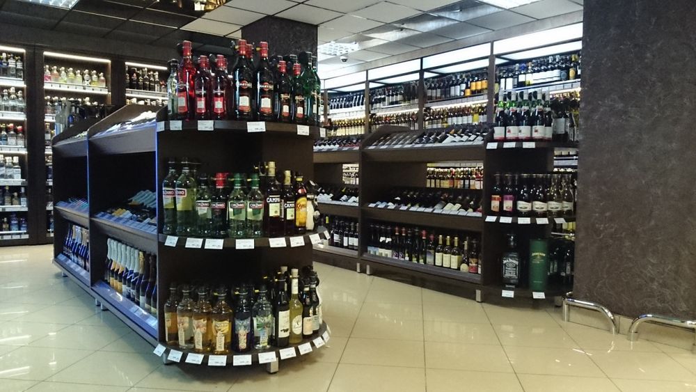 Островной стеллаж для вина и алкоголя с полукруглыми полками